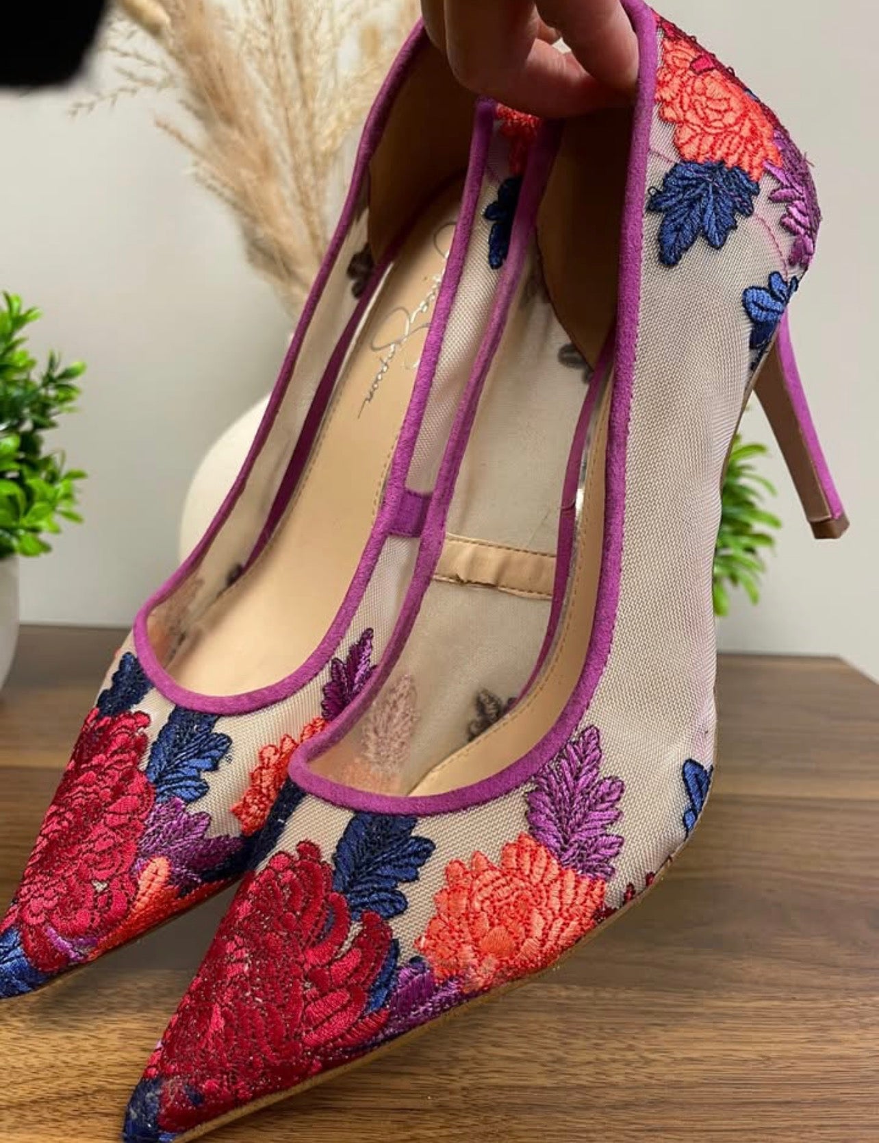 Jessica Simpson flows pumps
