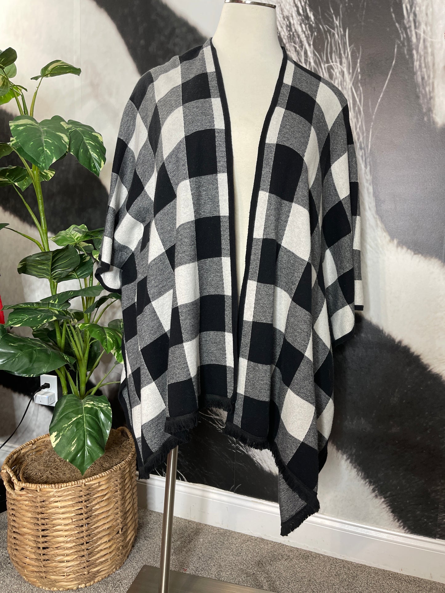 Kenzie Blk/Wht Shaw Blanket